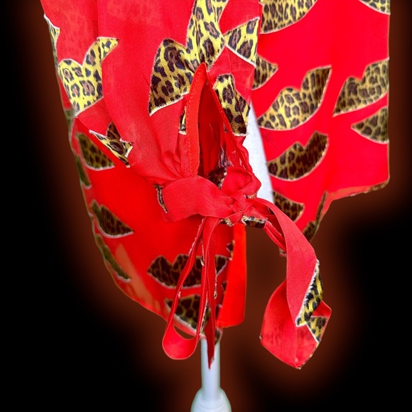 Alice + Olivia ‘Sheila’ Leopard Lips Red Burnout Tie-Neck Top Size XS ASO Kelly - Picture 10 of 16